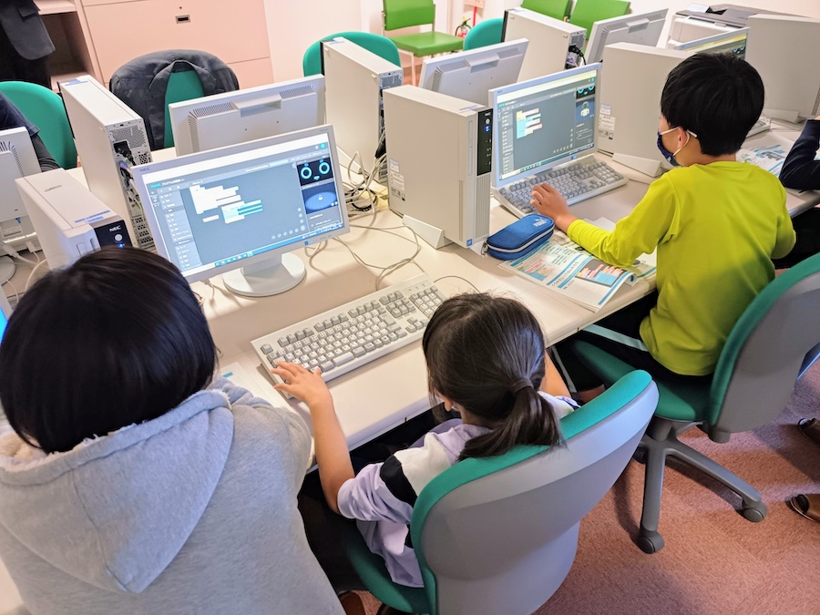 子どもがパソコンでプログラミングに挑戦している様子